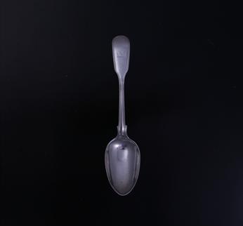 A Victorian fiddle and thread pattern sterling silver dessert spoon