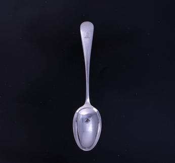 An Edwardian Old English pattern sterling silver dessert spoon
