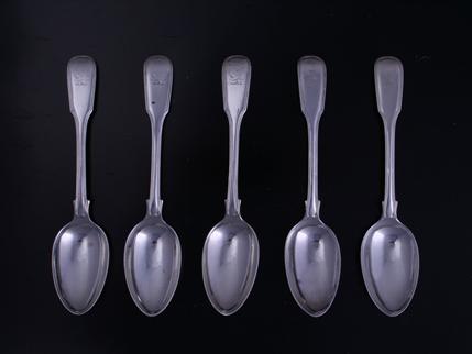 Five George IV fiddle and thread pattern sterling silver dessert spoons