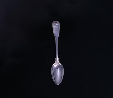 A George V fiddle, thread and shell pattern sterling silver teaspoon