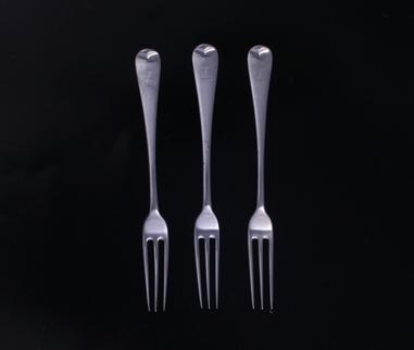 Three George V Hanoverian pattern sterling silver dessert forks