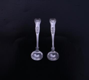 Pair of Victorian King's pattern sterling silver salt spoons