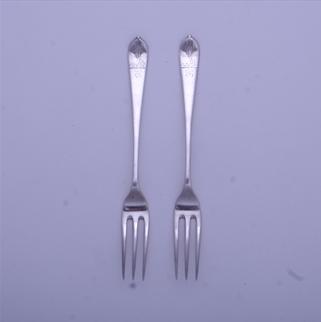 A pair of Victorian Old English dognose pattern sterling silver dessert forks
