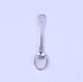 A Victorian sterling silver fiddle, thread and shell teaspoon
