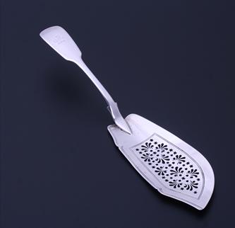 A William IV sterling silver fiddle pattern fish slice