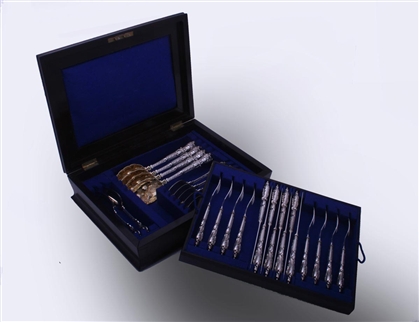 Fine Victorian rare pattern sterling silver dessert service for 8 people
